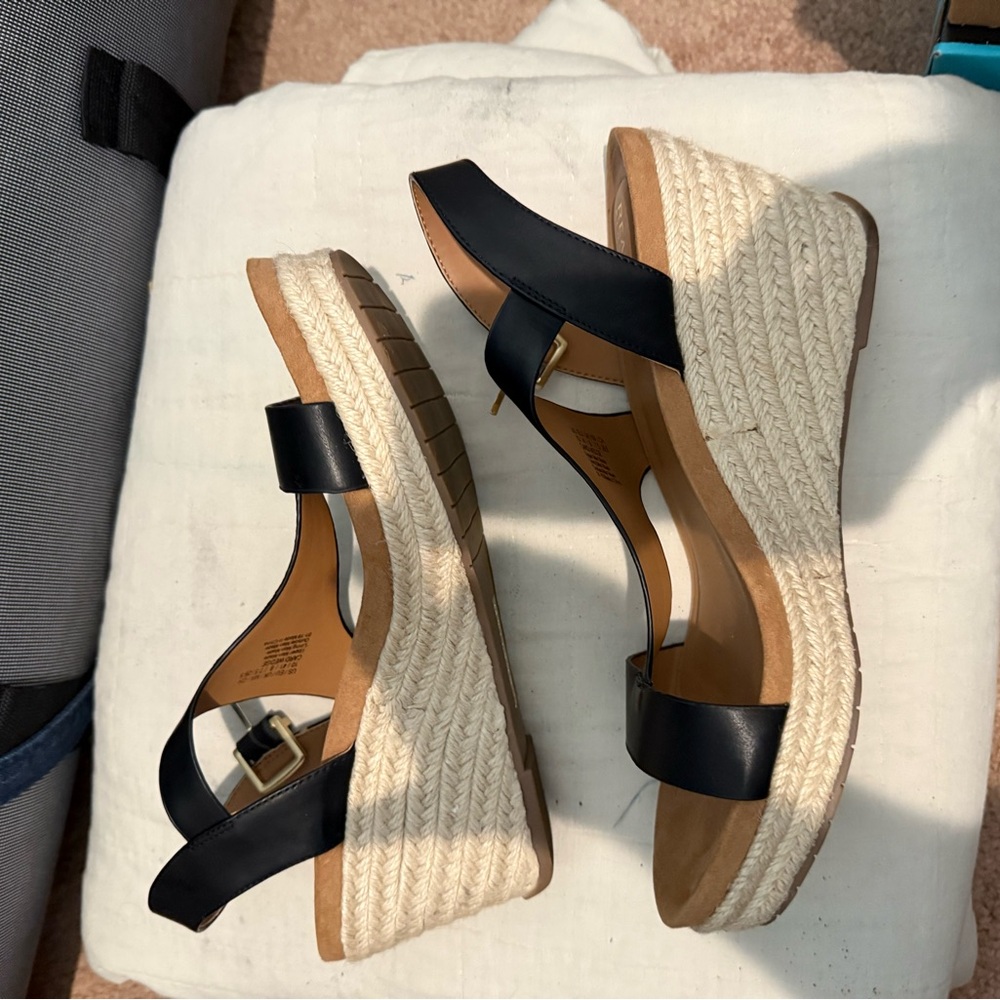 Kenneth Cole Reaction Black and Tan Wedge Sandals - Picture 5 of 5
